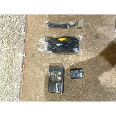 Nikon Coolpix S500 Digital Camera 7.1 MP 2.5" TFT Screen 3x Zoom Built-in Flash - Image 1 of 4