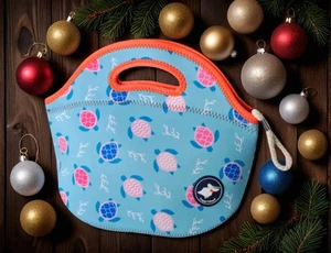 The Preppy Pelican Collection 14" Brotzeittasche Trottle Anker Meerjungfrau Pinguin - Bild 1 von 3