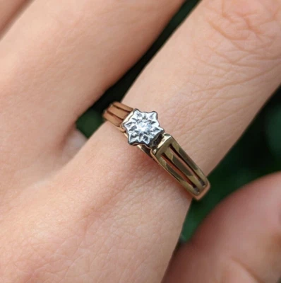 Vintage 9ct yellow & White Gold Diamond Solitaire Starburst Ring Size 6.5 / M.5 - Image 1 of 4