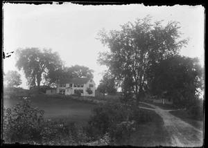 LATE 1800s or EARLY 1900s GLASS NEGATIVE, GREAT OLD HOME WITH DIRT ROAD - Picture 1 of 2