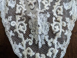 Antik/VTG ELFENBEIN NETZ SPITZE KRAGEN mit Satin Stickerei Applikationen "V" Form vorne - Bild 1 von 13