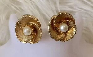 Pendientes Coro Vintage Imitación Perla Texturizada Flor Tono Dorado Clip Ons - Imagen 1 de 5