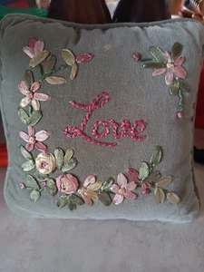 Vintage Kissen moosgrün bestickt SM - Bild 1 von 6