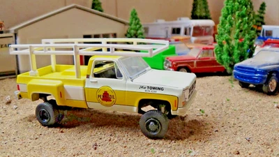 Camión de trabajo GMC Scottsdale 1976 elevado personalizado fundido a presión 1:64 Foto 1 de 4