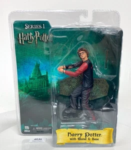 Neca Harry Potter Harry Potter mit Zauberstab und Sockel Actionfigur NECA NEU - Bild 1 von 7