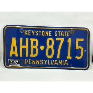 Vintage 1997 Pennsylvania Keystone State License Plate AHB-8715 Navy / Yellow - Bild 1 von 2