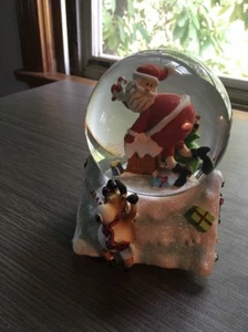 NIB PIER1 IMPORTS Santa Climbing In Chimney Musical Snow Globe - Imagen 1 de 1