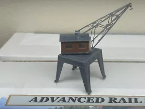 ELEVATED PORT CRANE ON WHEELS - ROTATES with 2 FIGURES - N Scale BUILT UP - NEW - Picture 1 of 6