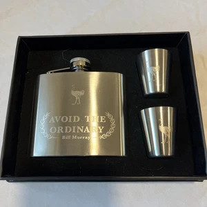 Bill Murray Avoid the Ordinary frasco de acero inoxidable de 5 onzas con 2 tazas de chupito - Imagen 1 de 5