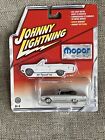 2004 Johnny Lightning Mopar or No Car 1967 Plymouth GTX Cabriolet