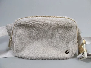 Lululemon Everywhere Gürteltasche Off White Fuzzy Fleece Strap LU9BDUS - Bild 1 von 8