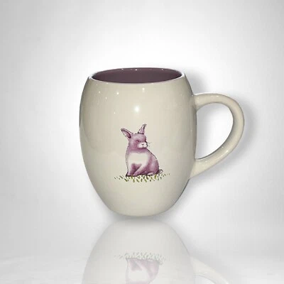 Caneca de café 2016 Studio 33 Asa Johansson coelho com interior lavanda 14 oz - Imagem 1 de 4