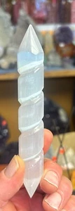 Varita de selenita retorcida 5 3/4” x 1/2”  - Imagen 1 de 3
