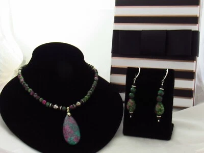 Único Conjunto de Collares y Pendientes Nancy's Rubí Zoisita Preciosa Caja incl. Foto 1 de 4