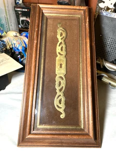 Placa llave cerradura puerta latón antigua (enmarcada) ornamentada - Imagen 1 de 12