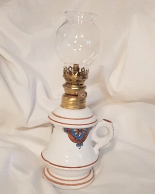 Ancienne lampe à pétrole en céramique et laiton fin XIXe décor géométrique fleur - Photo 1/4