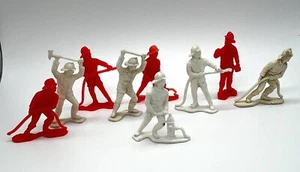 Vintage Tim Mee Toys Feuerwehrmann fluoreszierend rot weiß Kunststoffspielzeug Menge 9 Ist-Zustand - Bild 1 von 7