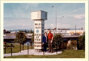 Foto d'epoca AK ALASKA scatto coppia miglio 1523 fine autostrada Alaska 1972 - Foto 1 di 4