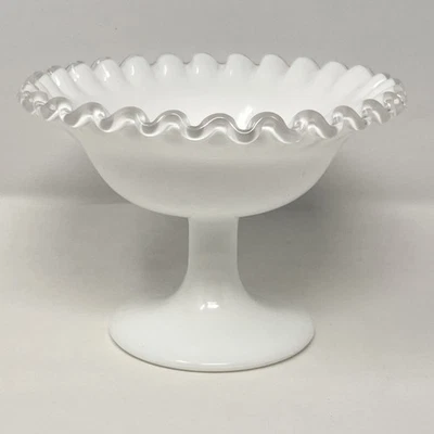 Antigo estilo Fenton brasão de prata vidro leitoso pedestal redondo babado tigela de prato 4” - Imagem 1 de 4