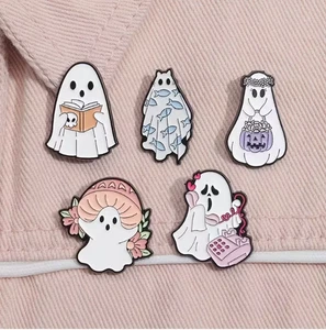 5er Set süße Geister-Pins Herbst & Halloween Anstecker für Jacke Tasche Deko - Bild 1 von 1