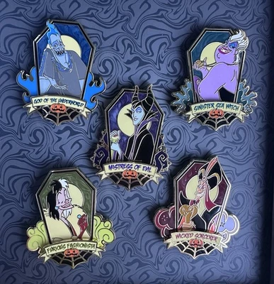 Juego de caja de 5 prendedores de Halloween villanos monumentos misteriosos parques Disney 2025 LE 2000 Foto 1 de 3