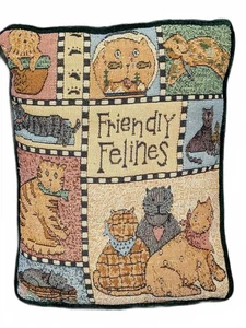 Friendly Felines - Almohada tapiz tema gato Debbie Mumm con terciopelo verde - Imagen 1 de 3