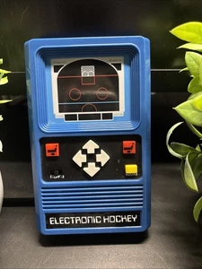 Videojuego portátil de hockey Mattel Electronic 2018 probado ¡funciona en excelentes condiciones! - Imagen 1 de 3