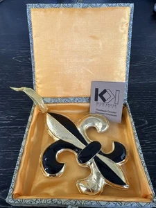 Kitty Keller - Fleur de Lis Black & Gold Ornament 5,25" PO-LN in OVP - Bild 1 von 9