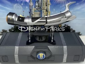 Star Wars Galaxys Edge Legacy Lichtschwert Count Dooku Griff mit graviertem Ständer NEU - Bild 1 von 1