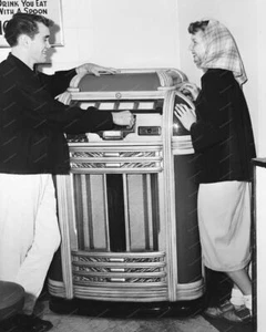 Seeburg Symphonola Classic Jukebox 1939  8x10 Reprint Of Old Photo - Picture 1 of 1