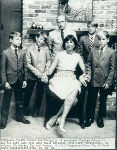 1969 Press Photo Astronaut Pete Conrad & Family 1960s - Picture 1 of 2