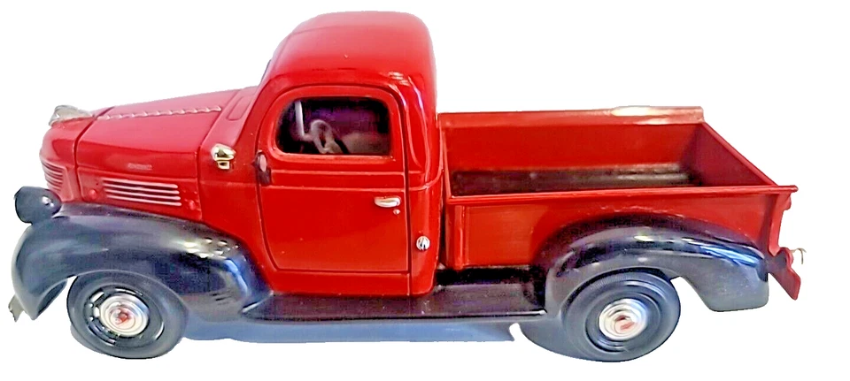 Camioneta pickup Plymouth 1941 roja diecast escala 1/24 de Motor Max Foto 1 de 4
