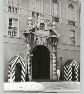 Guard at RAINIER'S PALACE Monaco c.1960s Press Photo by GUSTAVO N. ROA - Imagen 1 de 2