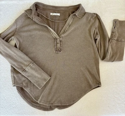 Top Pullover Free People We The Free Hacci Waffle Henley Marrón Mediano Foto 1 de 4