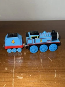 Thomas der Zug Panzer Lok Holz Magnet Eisenbahn Freunde 2003 blau #1 - Bild 1 von 6