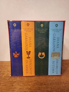 Outlander 1-4 TPB Box Set ~ Diana Gabaldon ~ New Sealed - Imagen 1 de 6