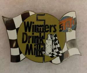 Pin mecánico esmaltado leche bebida Indy 500 ganadores (edición limitada de 5000) - Imagen 1 de 3