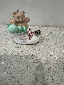 Baby First Christmas 1996 Teddybär Hallmark Andenken Ornament Patricia Andrews - Bild 1 von 4