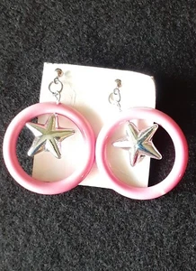 Orecchini vintage anni 90 gomma da masticare rosa cerchio in plastica con stella argento traforati INUTILIZZATI - Foto 1 di 8