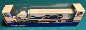 NASCAR Team ASE CarQuest Maßstab 1:64 Druckguss Traktor Anhänger - Neu in Box - Bild 1 von 7