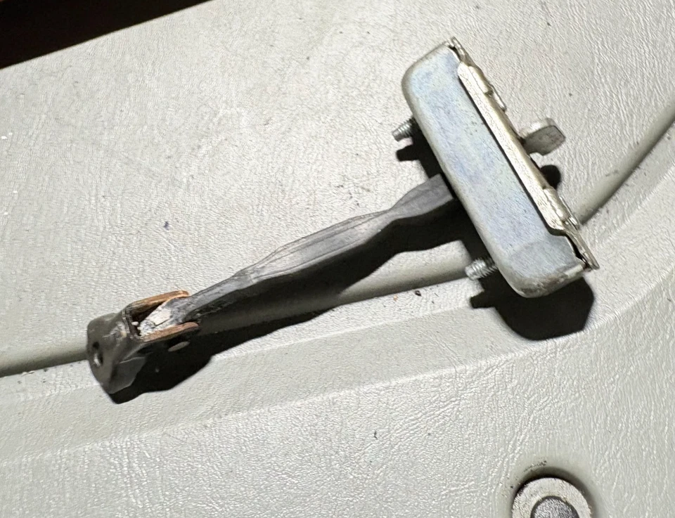 Correa de retención de puerta trasera izquierda pasajero Toyota Corolla 2000-2006 Foto 1 de 4