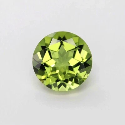 3.80 carats - Glittering Green Natural Peridot Round 2506542-13 - Image 1 of 4