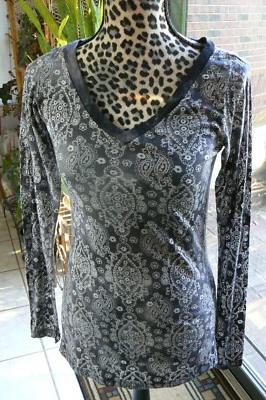 Camiseta Roper feminina manga comprida estampada nova com etiquetas, cinza e branco pequena gola V, coração selvagem - Imagem 1 de 4