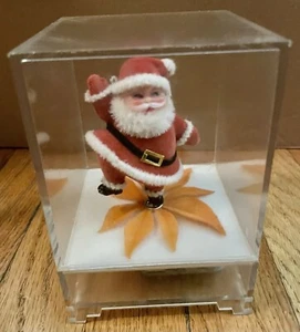 Vintage DREHENDE BEFLOCKTE WEIHNACHTSMANN SPIELUHR klar Kunststoff Weihnachten Spieluhr - Bild 1 von 3