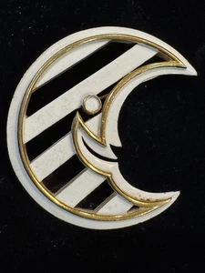 Broche Trifari Esmalte Blanco Luna Sonriente De Colección - Imagen 1 de 5