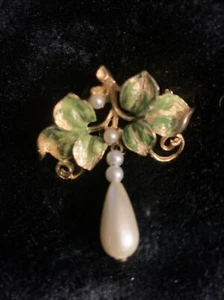 Vintage Gold Tone Leaves with Pearls BROOCH Pin Jewelry - Picture 1 of 3