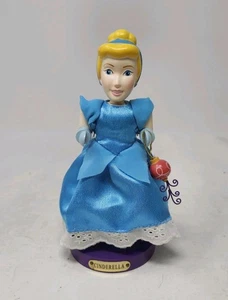 Disney Cenicienta Cascanueces Pequeño Adorno de Vacaciones en Mano Linda Princesa de Madera - Imagen 1 de 6