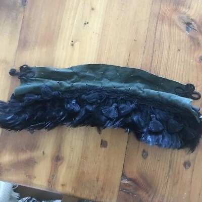 Collar Gargantilla Gamuza Verde Oliva Con Plumas Negras Y Borlas Burlesque Foto 1 de 4