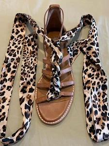 Sandalias silenciosas de cuero tostado D con estampado de leopardo envolvente al tobillo talla 6 1/2 (37) - Imagen 1 de 7