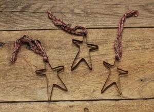 Juego de 3 - Adornos colgantes RUSTY STAR con percha de guinga casera - 4"H x 2" - Imagen 1 de 4